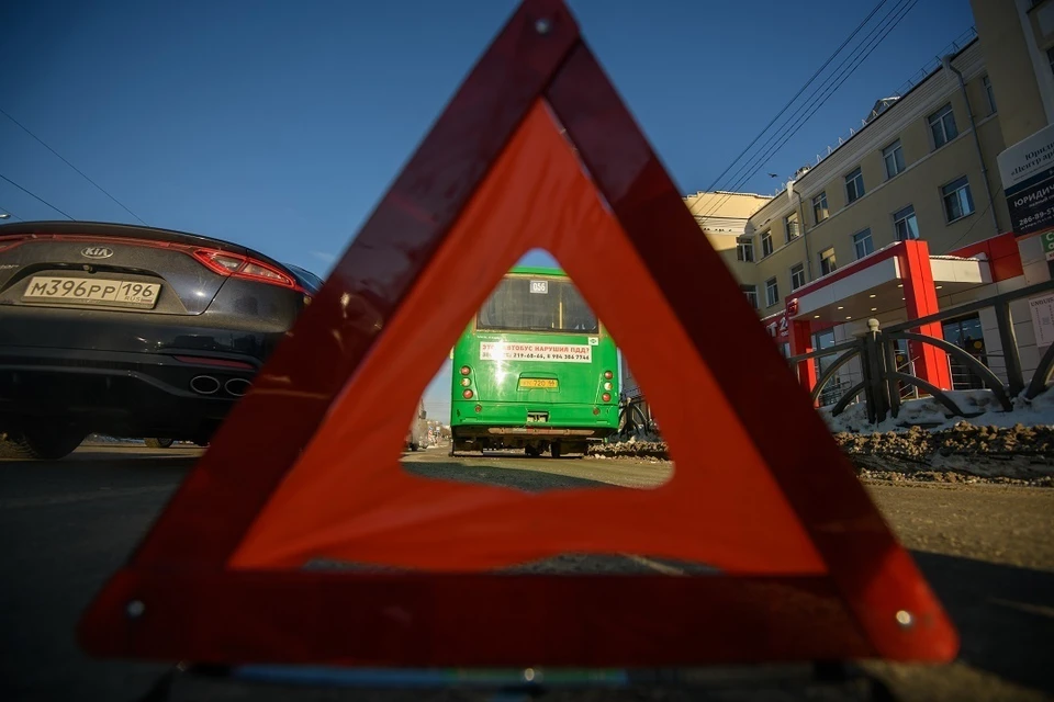 Очевидцы сообщили о маршрутке, слетевшей с трассы под Новосибирском.