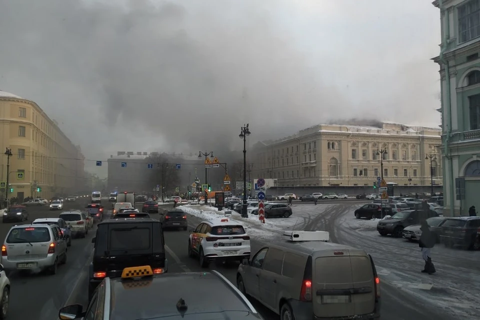 Петербуржцы заметили серые клубы дыма. Фото: vk.com/id13040097