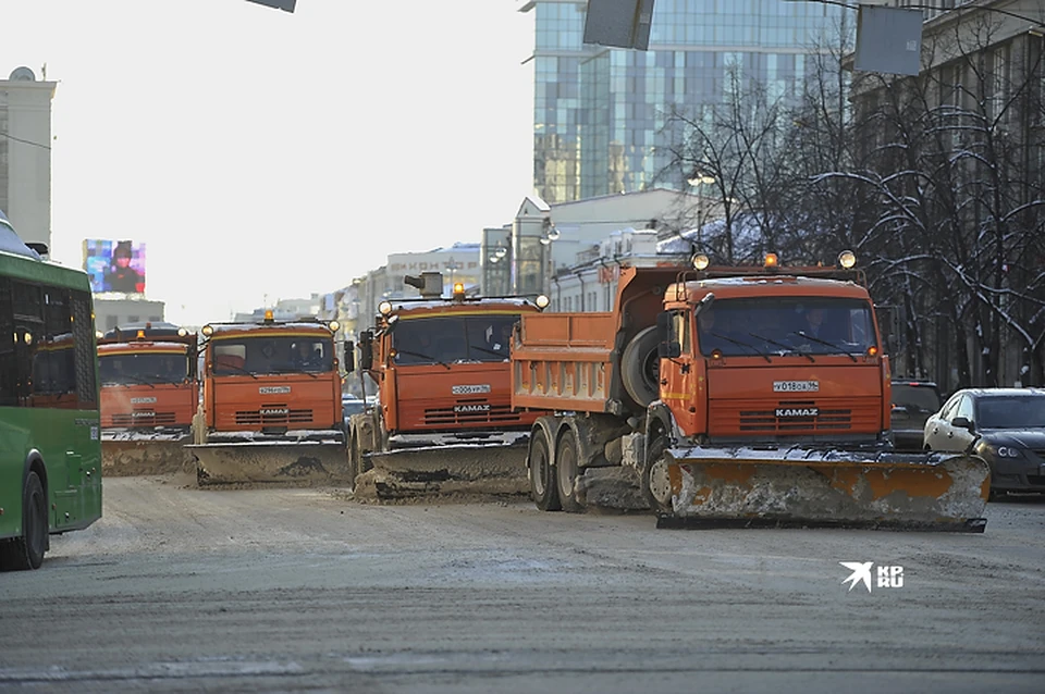 Екатеринбург чистят от снега круглосуточно