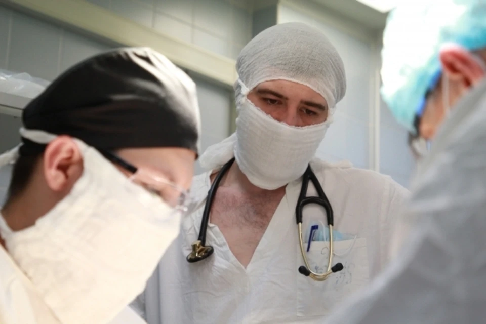 Хирург из Алтайского края Иван Лавриненко провел в Генической больнице более 30 операций за месяц