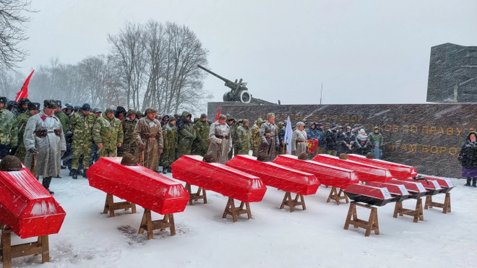Имена пяти воинов будут высечены на плитах мемориала.