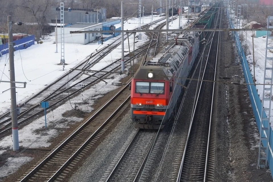 Машинист поезда подавал женщине сигнал и пытался затормозить, но наезда избежать не удалось