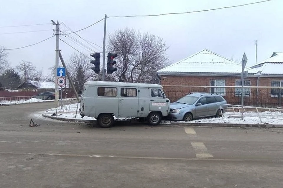 Авария случилась около 10 утра на пересечении Пионерской и Первомайского. Фото: отдел пропаганды УГИБДД России по Ростовской области