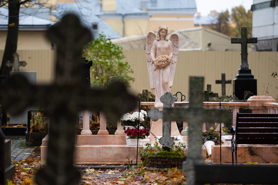 На Смоленском кладбище погребено больше миллиона человек.