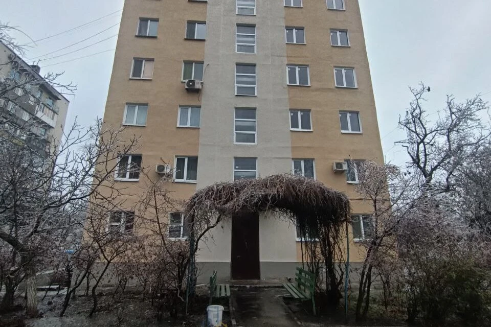 Здание, пострадавшее при обстрелах ВСУ, повредили в Жовтневом районе Мариуполя. Фото: «РКС-НР»