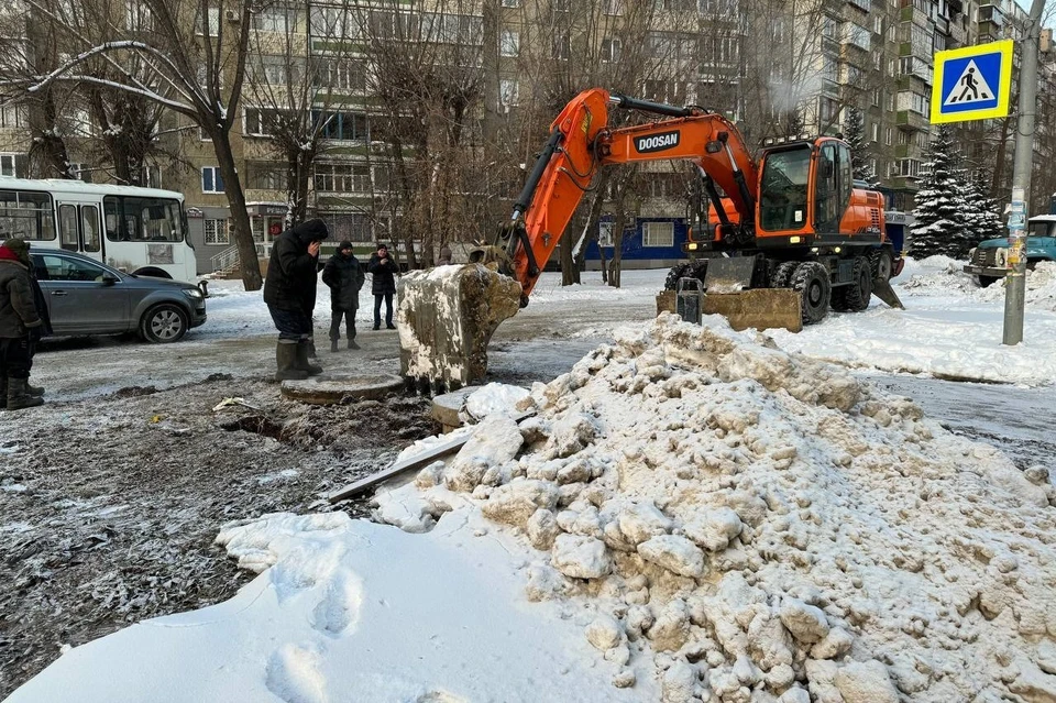 Рабочие приступили к устранению аварии. Фото: пресс-служба администрации Челябинска.