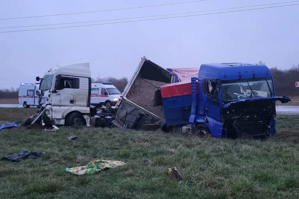Водители грузовиков пострадали Фото: пресс-служба ГУ МВД РФ по Краснодарскому краю