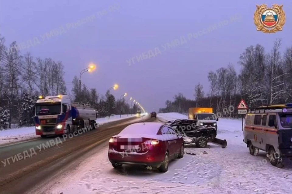 В Ярославской области на трассе М-8 в ДТП погиб водитель легковушки. ФОТО: УГИБДД УМВД России по Ярославской области