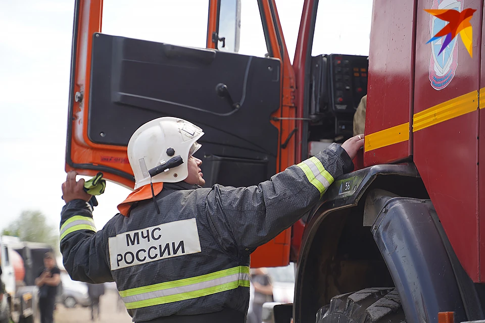 На месте происшествия работали восемь спасателей.