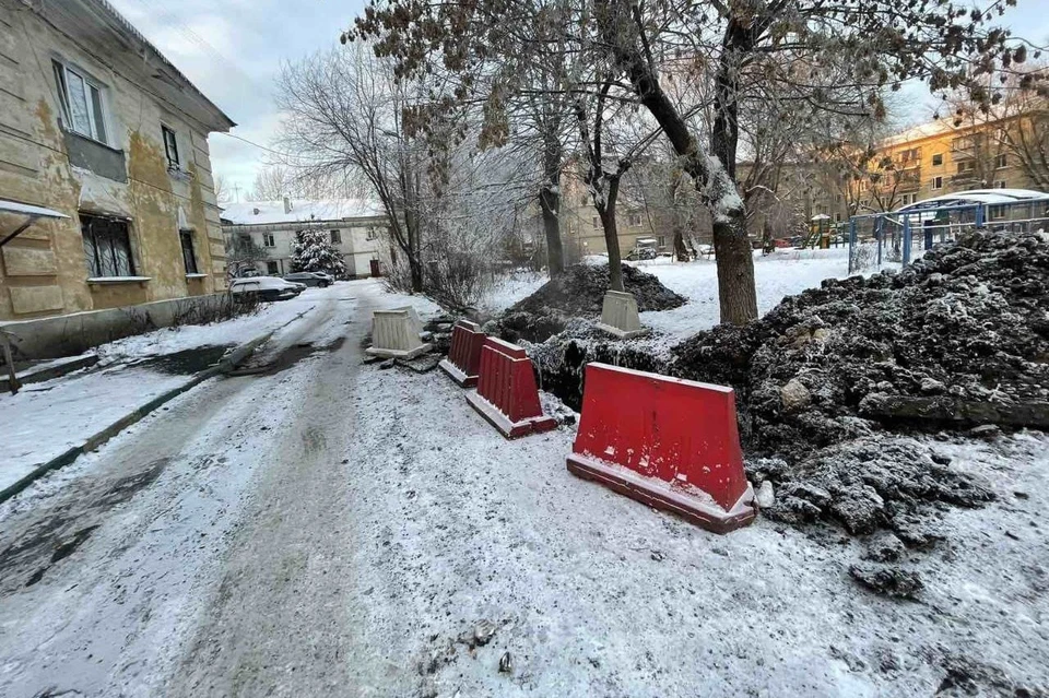 Из-за коммунальной аварии во дворе образовалась яма с кипятком. Фото: СУ СКР по Челябинской области