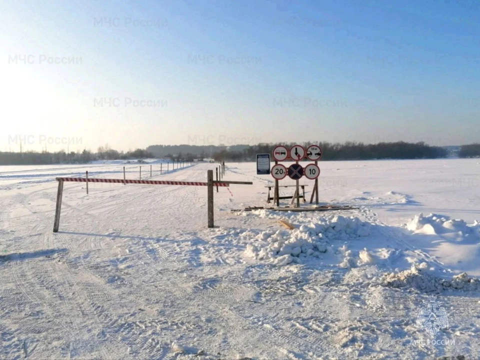 Открыта ледовая переправа между поселками Октябрьским и Пионерским
