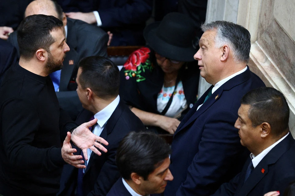 Зеленский поймал премьер-министра Венгрии Витеора Орбана в зале, где проходила инаугурация президента Аргентины