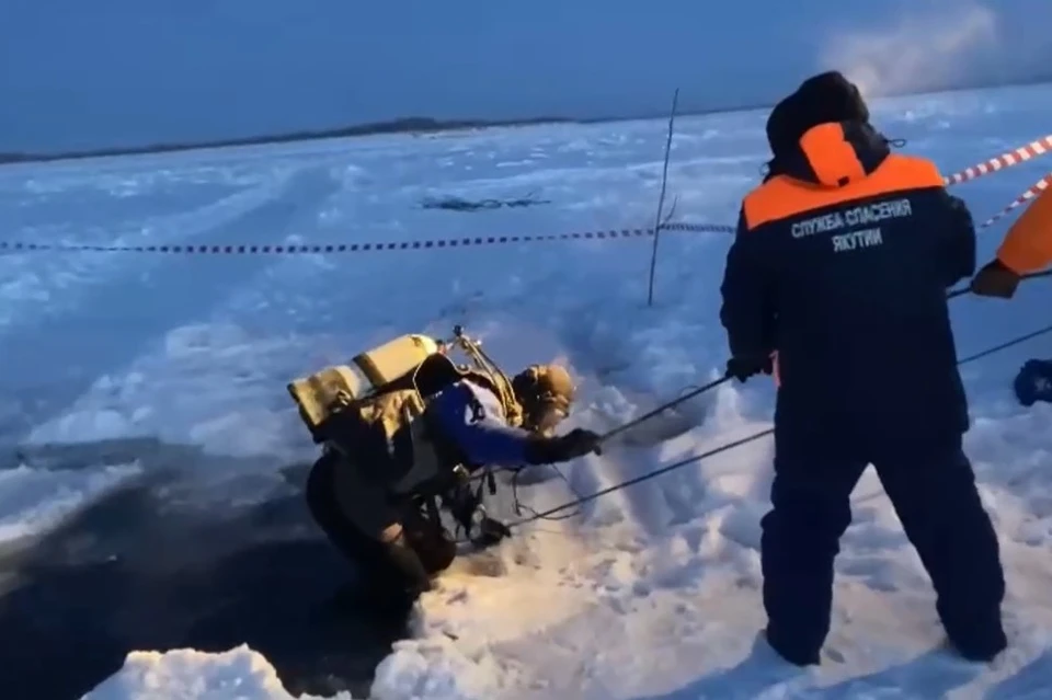 Водолазы ищут тела пропавших под водой людей. Фото: скриншот видео Службы спасения Якутии