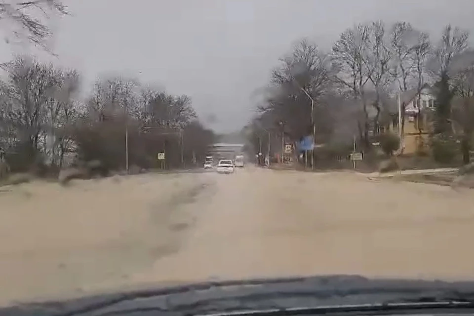 Дорогу подтопило в районе Джубги из-за сильных дождей Фото: кадр из видео
