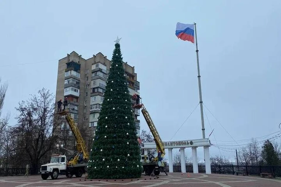 Главная елка Мелитополя преображается с каждым днем. ФОТО: администрация Мелитополя