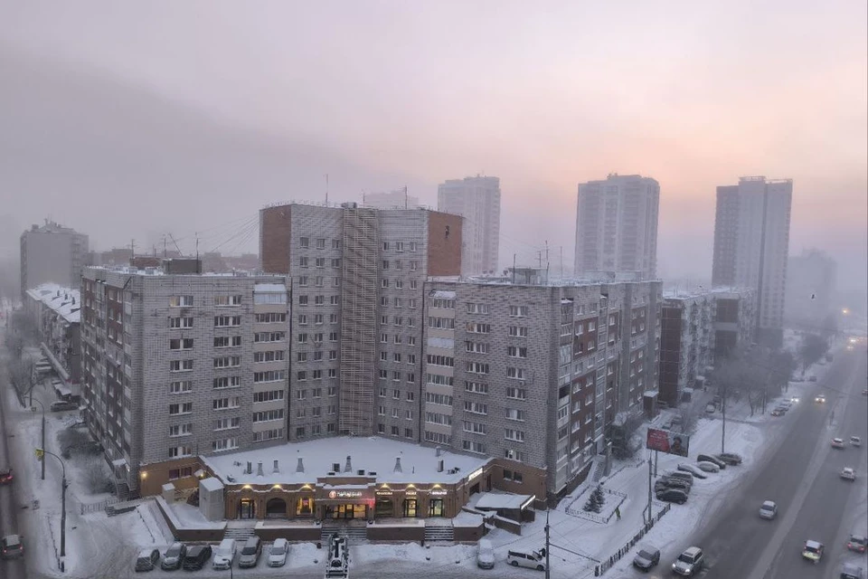 На Новосибирск опустился туман вечером 13 декабря.