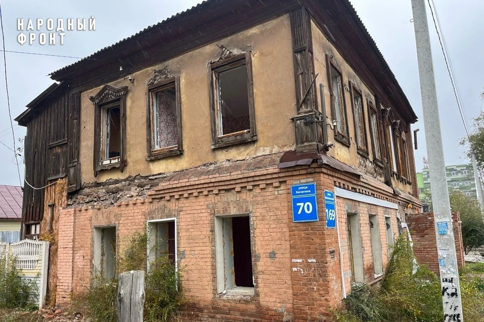 Жителей двухэтажного аварийного дома в центре города расселили почти шесть лет назад. Фото: ОНФ Оренбургской области
