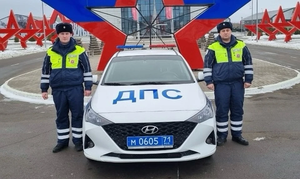 В Туле инспекторы ДПС помогли вытянуть забуксовавшую фуру