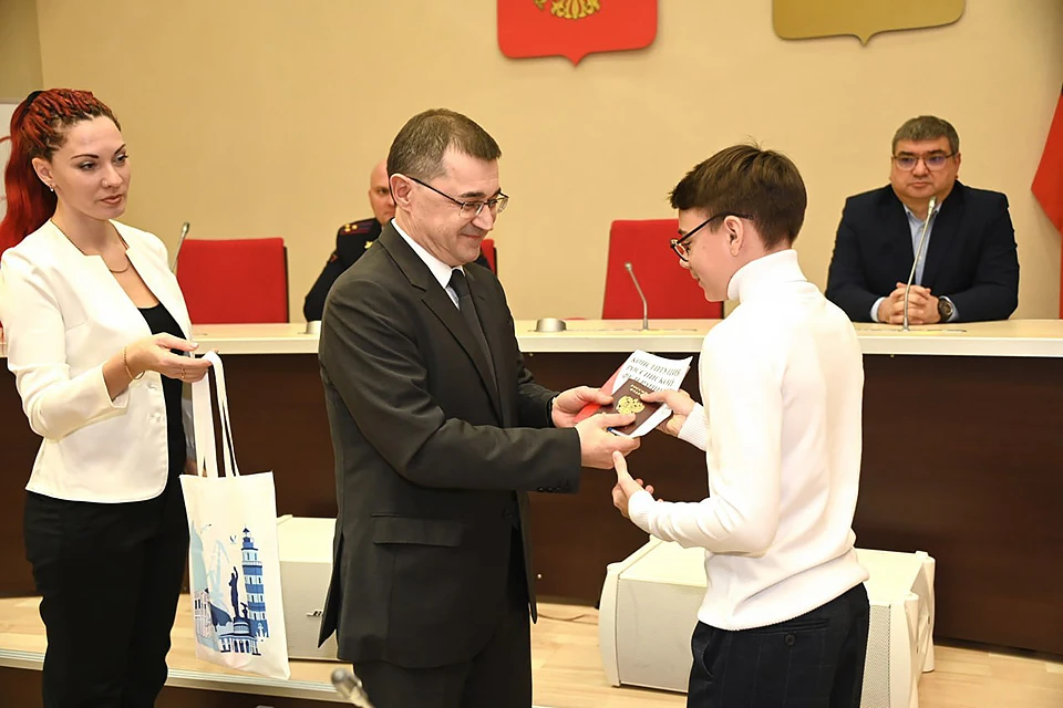Вся страна отмечает 30-летие со дня принятия Конституции Российской Федерации Фото: Совет депутатов города Мурманска