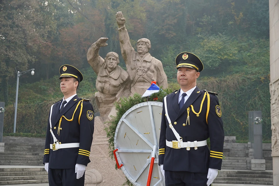 Тут помнят о нашем бевом братстве. На фото — нанкинский памятник советским лётчикам, защищавшим небо Китая от японцев