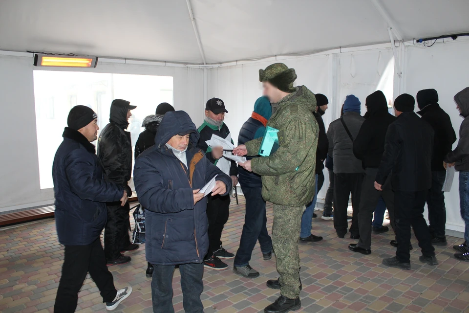 В Волгограде поставили на воинский учет 42 получивших гражданство РФ мигрантов. Фото: ВСУ СКР по Волгоградскому гарнизону.