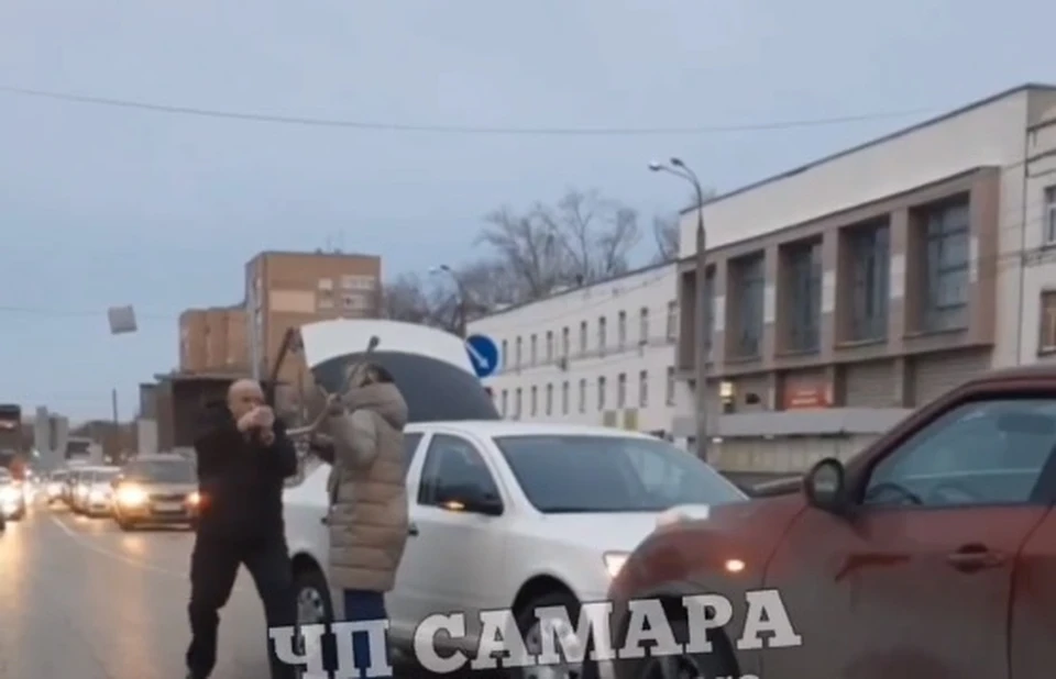 Леди и джентльмен устроили разборки посреди перекрестка улиц Революционной и Гагарина / Фото: vk.com/chp_samara