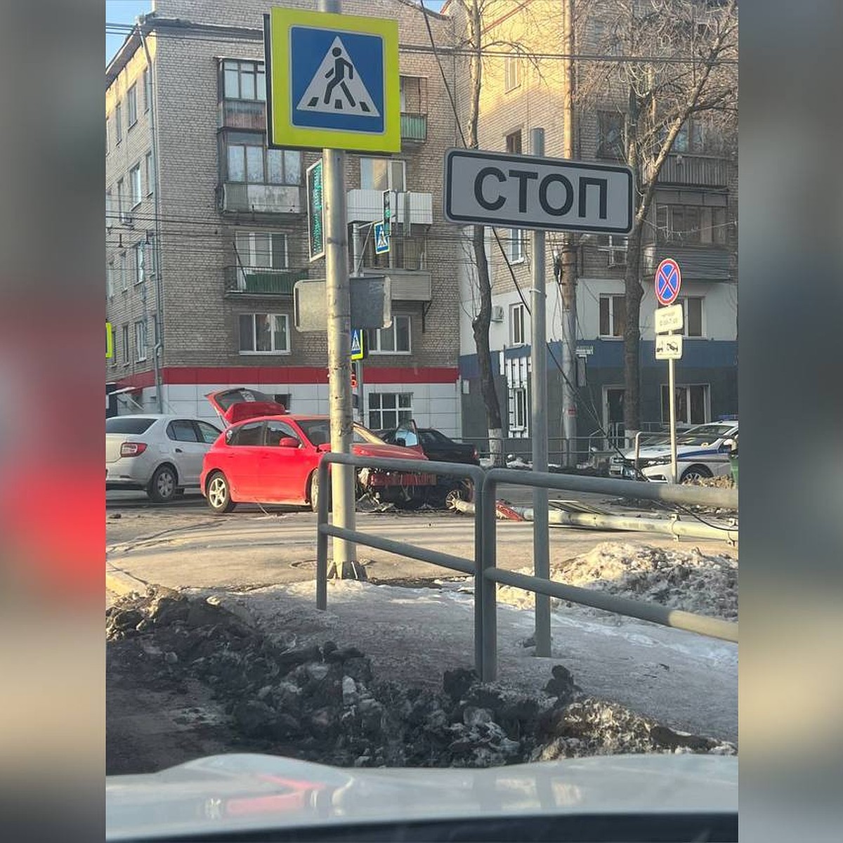 В Самаре 15 декабря автомобиль протаранил фонарный столб на пр.  Масленникова - KP.RU