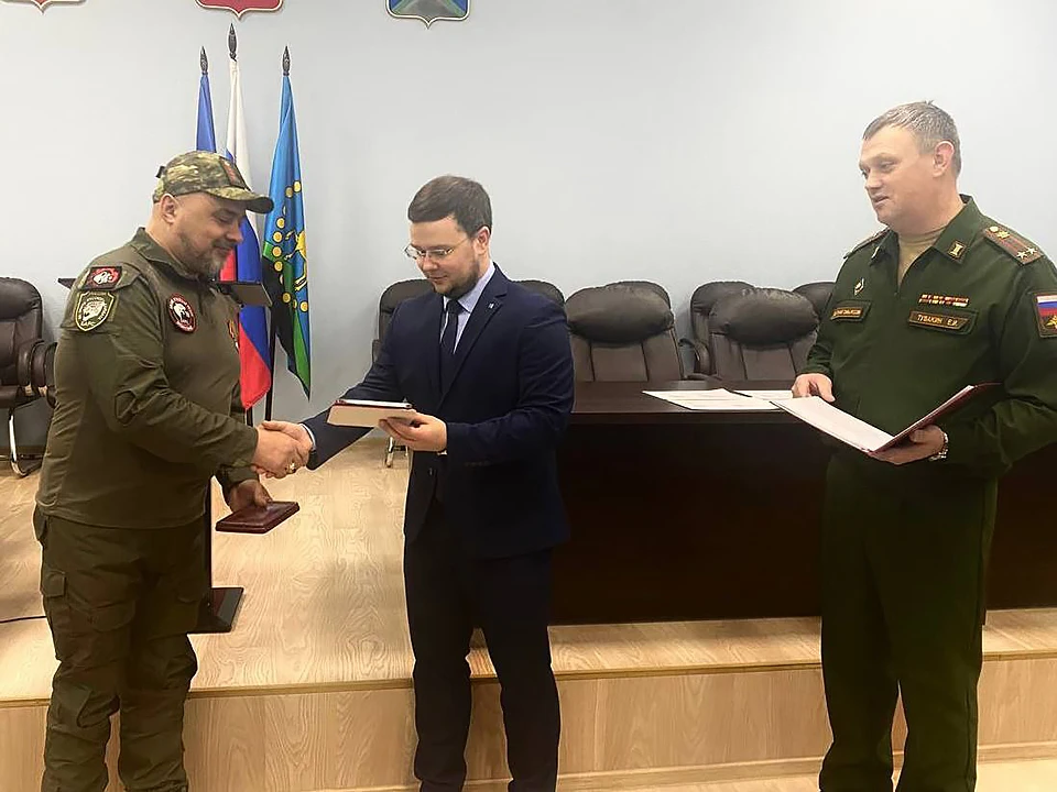 Награды военнослужащему передал глава муниципалитета Иван Лебедев. Фото: Оперативный штаб Мурманской области