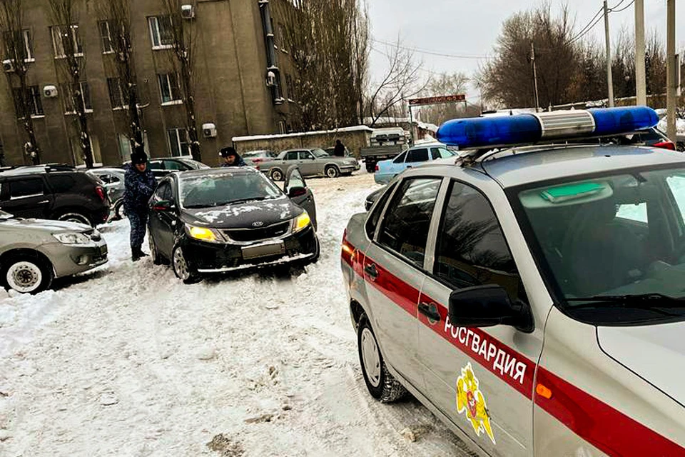 В Липецке росгвардейцы помогают водителям выталкивать застрявшие в снегу машины