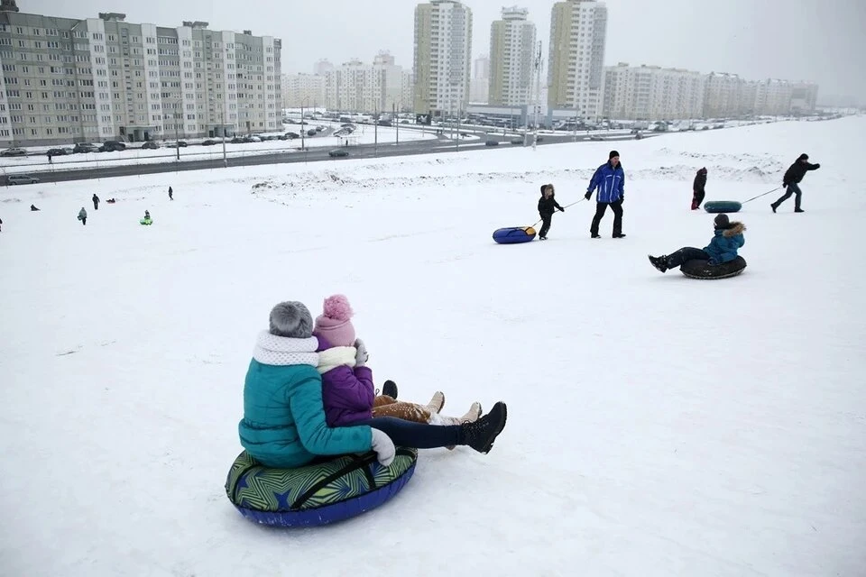 горка в крылатском на ватрушках. горка в крылатском на ватрушках. крылатские холмы горнолыжный комплекс. горка в крылатском на ватрушках. горнолыжный спуск крылатские холмы.