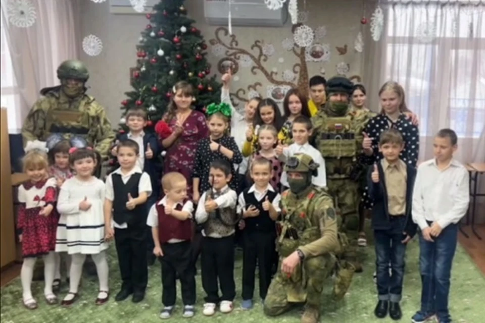 Полицейские передали подарки социально-реабилитационнму центру для несовершеннолетних в Луганске. Фото - скрин из видео МВД ЛНР