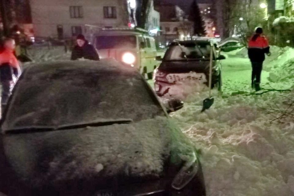 Снег упал и повредил автомобили на улицах Зегеля и Октябрьская в Липецке