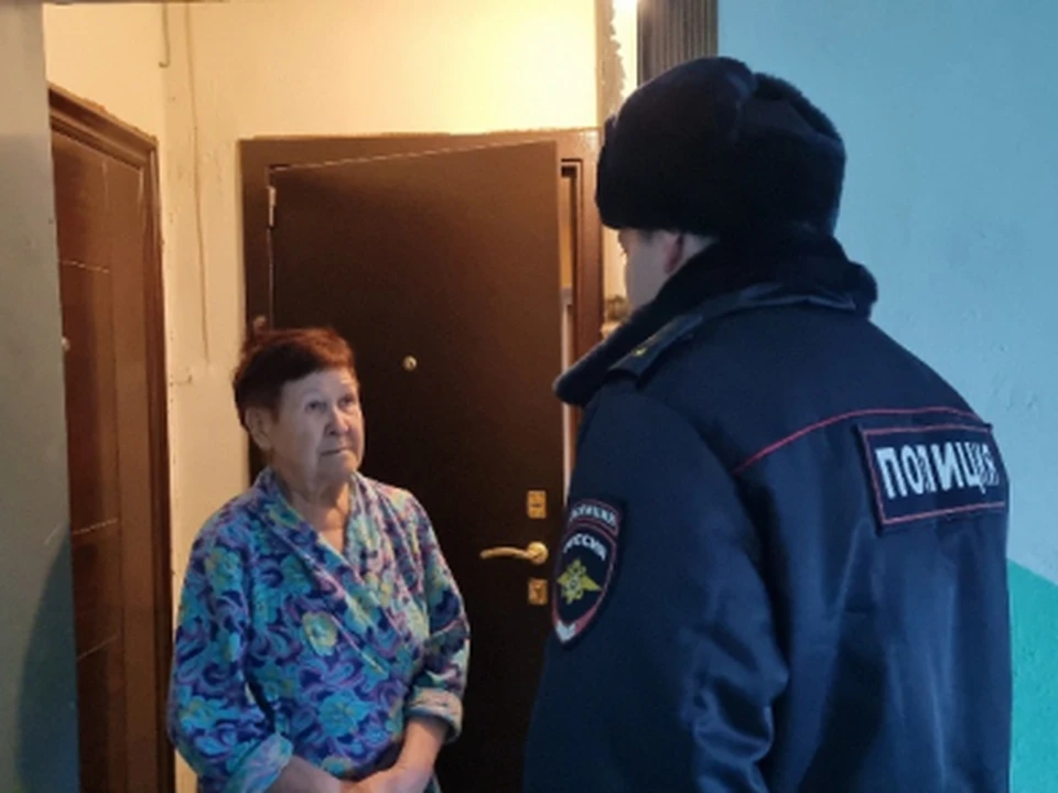 Сотрудники полиции рассказали пенсионерам, как действовать, если им звонят мошенники. Фото: МВД России по Свердловской области