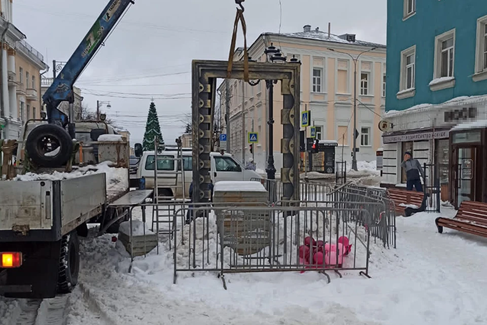 Арт-объект, посвященный фотографу Ивану Тачалову, устанавливают на улице Трехсвятской Фото: администрация Твери