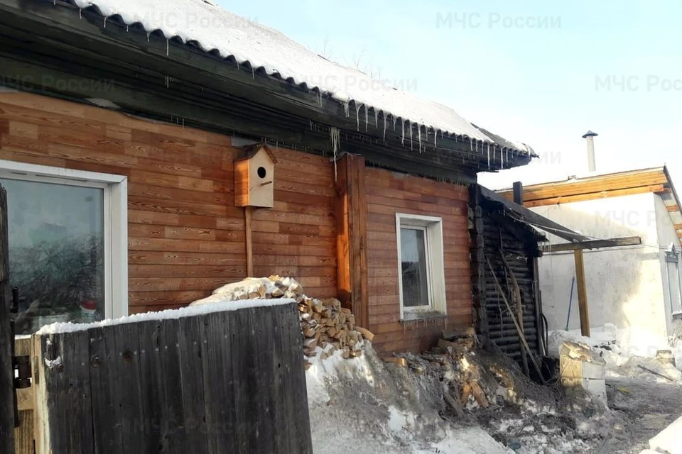 В доме многодетной семьи, которая проживает в деревне Новый Шарап, произошел пожар. Фото: ГУ МЧС России по НСО
