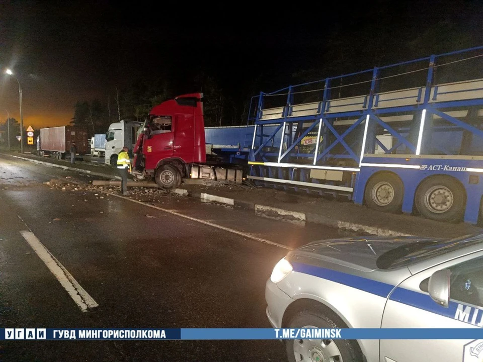 Фура врезалась в столб, протаранив четыре тягача и прицеп на въезде в Минск. Фото: телеграм-канал УГАИ ГУВД Мингорисполкома