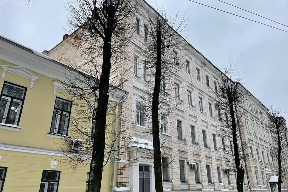 В мэрии Ярославля пообещали наказать человека, ответственного за чистку крыши здания педагогического университета.
