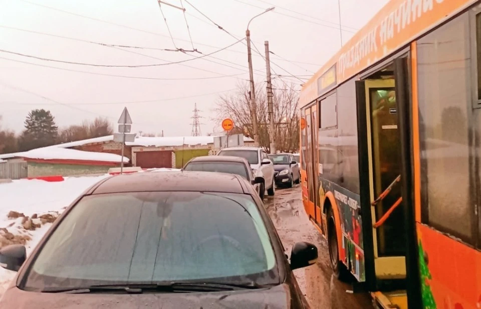 До этого им мешали проехать неудачно припаркованные автомобили