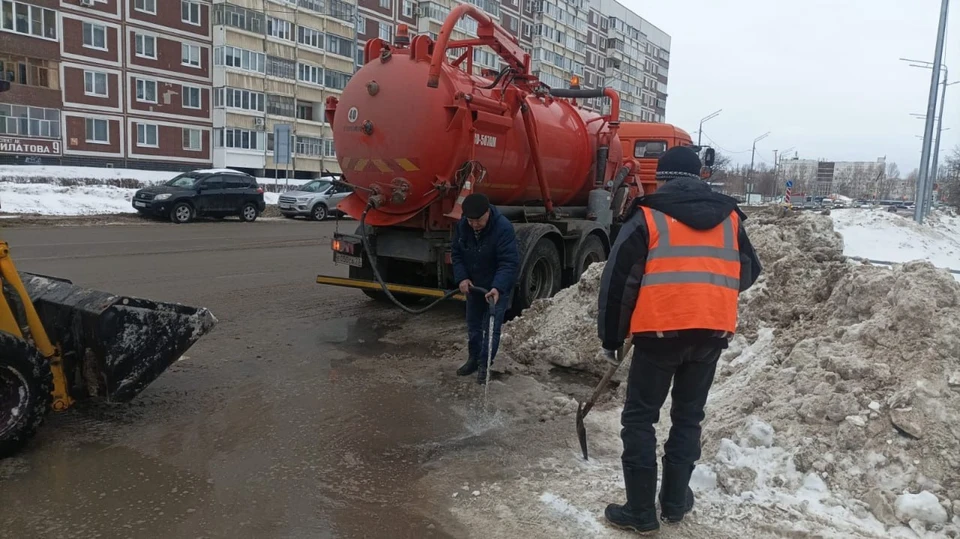 В Ульяновске из-за резкого потепления чистят ливневки. ФОТО: администрация Ульяновска