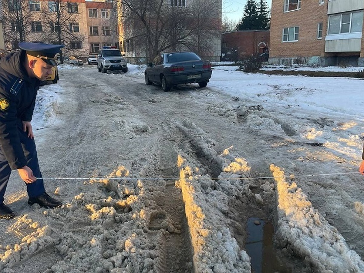 В Рыбинске медики выталкивали машину «скорой», застрявшую в сугробе - KP.RU