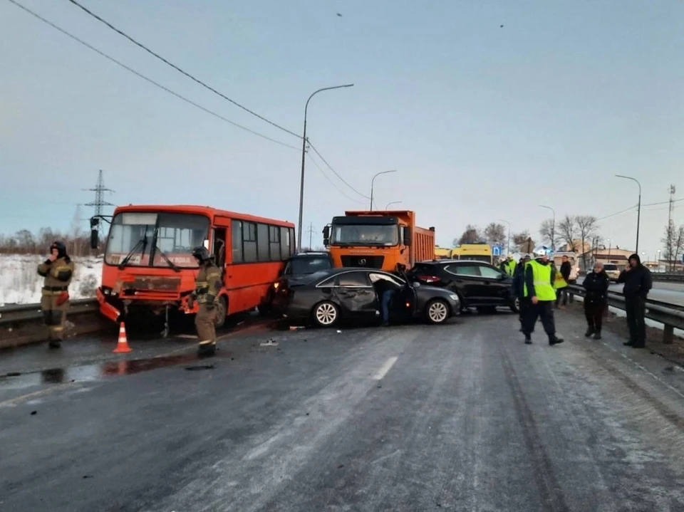 14 автомобилей столкнулись под Нижним Новгородом 22 декабря. Фото: Тг-канал "Мой Нижний Новгород"