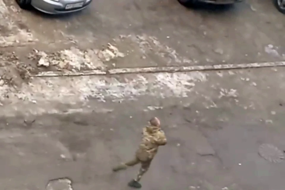 В Рязани засняли мужчину в камуфляже, звавшего о помощи. Фото: аТипичная Рязань-2