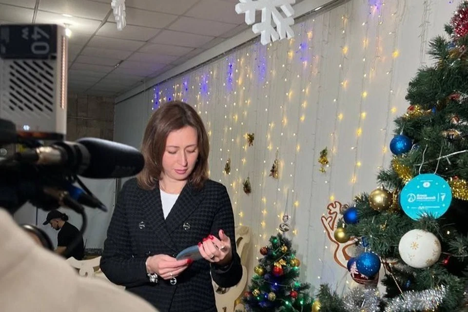 Глава Херсонского избиркома Марина Захарова купила кукольный домик девочке из Таврии. ФОТО: Избирком Хероснской области