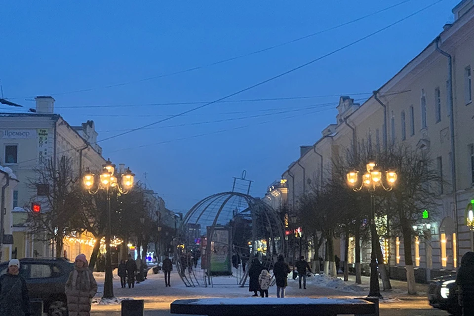 Новогодний шар на улице Трехсвятской в Твери смонтировали, но пока не включили