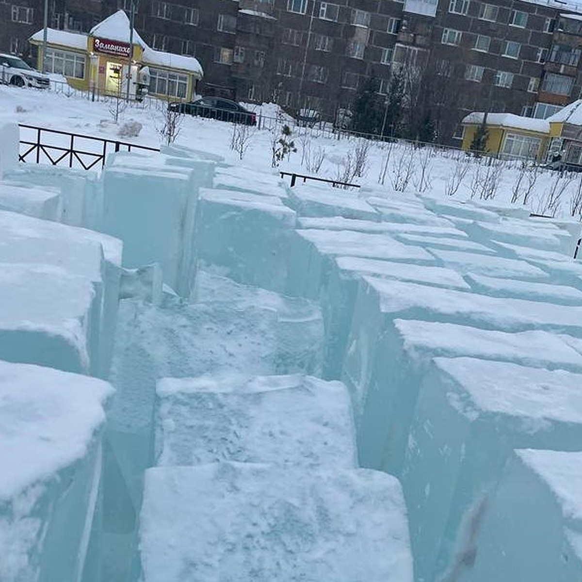 В Новом Уренгое вандалы ломают ледяные кубы для новогоднего городка с  фигурами - KP.RU