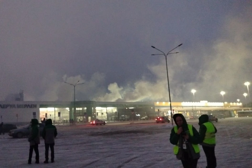 Пожар возник в «Леруа Мерлен» на проспекте Буденного в Петербурге. Фото: vk.com/solnechnyigorod_life