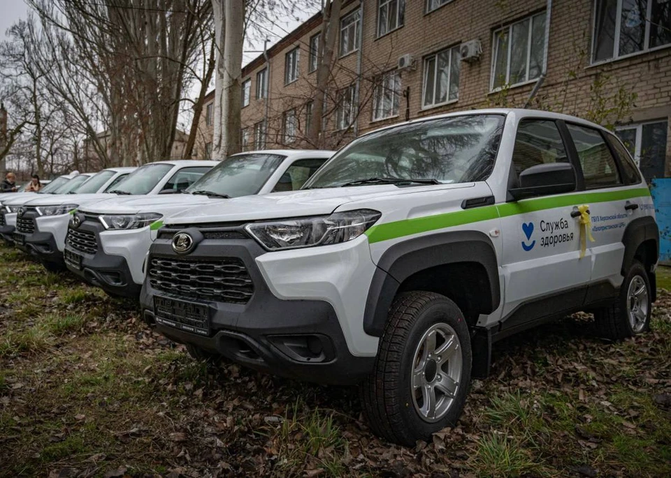 32 специализированных автомобиля "Нива" поставили в Херсонскую область для модернизации первичного звена здравоохранения. ФОТО: Владимир Сальдо