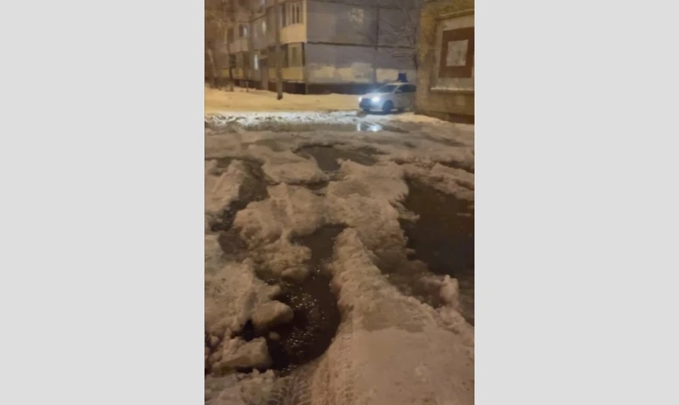 На дороге образовались большие рытвины, заполненные водой. Фото: скриншот видео из телеграм-канала "Самара Новости"