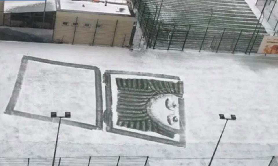 Нижегородского дворника-художника показали в эфире Первого канала. Фото: скриншот эфира Первого канала.