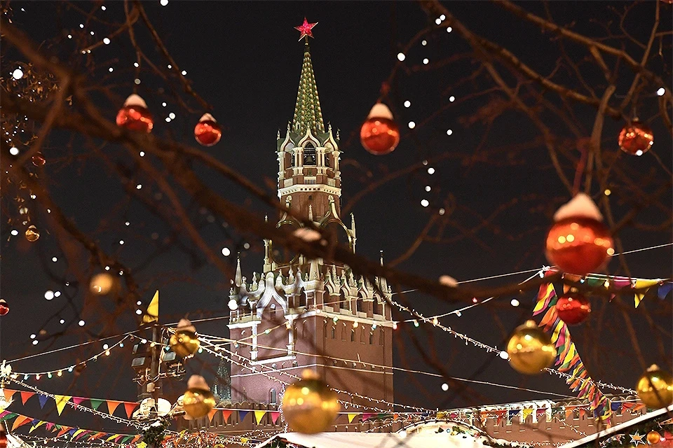Москву к Новому году и Рождеству украсили 1,5 тысячи праздничных плакатов